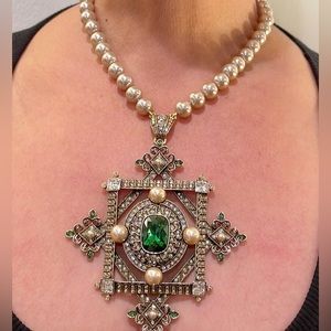 Heidi Daus vintage& timeless with green crystal and glass bead pearl necklace.